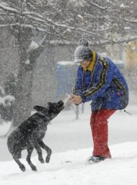 procházka se psem při sněžení má svůj půvab
