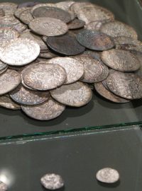 Mince z 2. patra výstavy Královský sňatek v Domě U kamenného zvonu