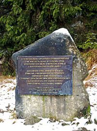 Památník u šumavského Františkova věnovaný místním převaděčům