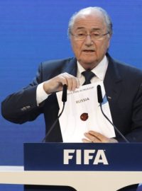 Prezident FIFA Joseph Blatter vytahuje obálku s nápisem Rusko