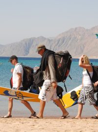Rekreanti na pláži v Dahabu na Sinajském poloostrově nedlouho po útocích žraloků