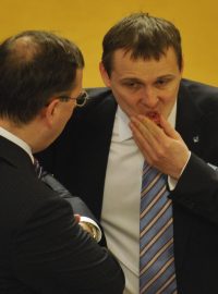 Sněmovnu rozděluje skandál na ministerstvu životního prostředí. Na snímku ministr dopravy Vít Bárta a premiér Petr Nečas (zády).