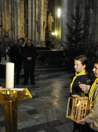 Skauti předali Betlémské světlo arcibiskupovi Dominiku Dukovi v katedrále sv. Víta.