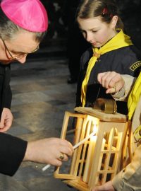 Skauti předali Betlémské světlo arcibiskupovi Dominiku Dukovi v katedrále sv. Víta.