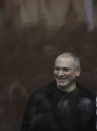 M. Chodorkovskij a spoluobžalovaný P. Lebeděv v soudní síni