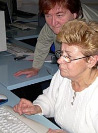 Senioři u počítače (ilustrační foto)