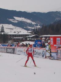 Martin Jakš (v modrém) v cíli šesté etapy Tour de Ski