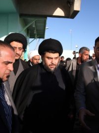 Šíitský duchovní Muktadá Sadr v Nadžafu (uprostřed)