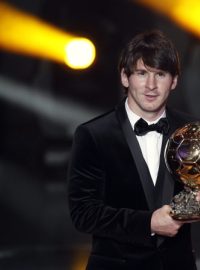 Vítěz Zlatého míče FIFA Lionel Messi s trofejí