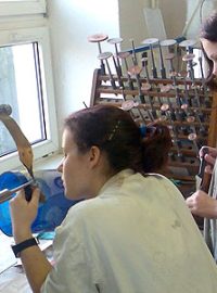 Studentky se ve specializovaných laboratořích učí pracovat se sklem (ilustrační foto)