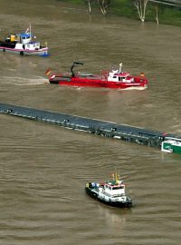 Na řece Rýně se v Německu převrátil tanker přepravující kyselinu sírovou