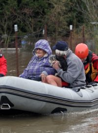Záchrana osob ze zaplavené chatové oblasti Dvory u řeky Ohře nedaleko Karlových Varů