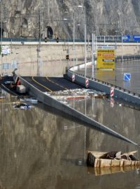 Rozvodněná řeka Labe zaplavila komunikace Předmostí a Přístavní spojující centrum Ústí nad Labem s městskou částí Krásné Březno.