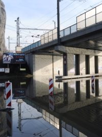 Rozvodněná řeka Labe zaplavila komunikaci Předmostí spojující centrum Ústí nad Labem s městskou částí Krásné Březno