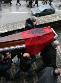 Albánská prokuratura vydala zatykač na příslušníky zvláštních jednotek, kteří jsou odpovědní za smrt tří demonstrantů