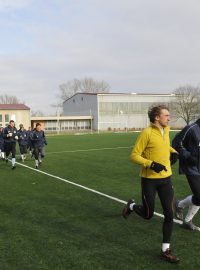 Sportovní centrum Nymburk, dorostenci trénují na umělém trávníku.