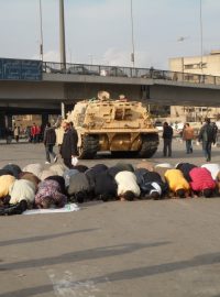 Někteří Egypťané se modlí i uprostřed nepokojů.