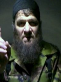 Povstalecký vůdce Doku Umarov  na snímku z videa na stránkách Kavkazcenter