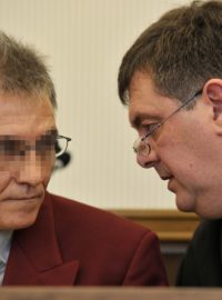 Osmačtyřicetiletý Němec (vlevo), který stanul před soudem v Koblenci kvůli obvinění z dlouholetého sexuálního zneužívání vlastní dcery a nevlastních dětí.