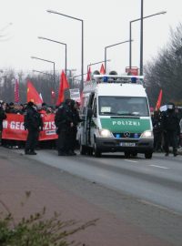 Drážďany – průvod demonstrantů se blíží k hlavnímu nádraží