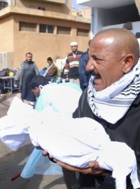 Libyjec odnáší části lidského těla u nemocnice Al-Jalaa v Benghazi