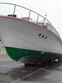 Parkující loď vyrazí k Vranovské přehradě prý až na jaře