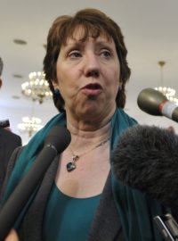 Šéfka zahraniční diplomacie EU Catherine Ashtonová navrhuje zavést sankce vůči Libyi s cílem ukončit násilí.