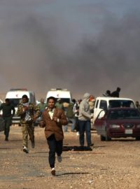 Těžké boje mezi povstalci a Kaddáfího jednotkami v Libyi pokračují