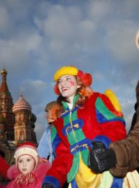 Rodina tancuje na moskevském náměstí při zábavě Maslenica, 4. březen 2011