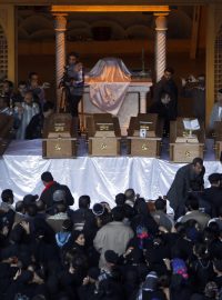 Pohřbu obětí z řad koptských křesťanů se v Káhiře zúčastnily tisíce lidí.