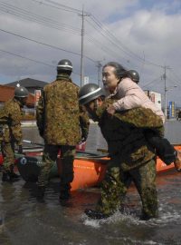 Japonská domobrana evakuuje obyvatele zasažené zemětřesením a tsunami