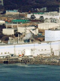 Poškozená elektrárna Fukušima 1 na snímku ze 17. března 2011