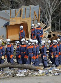 Minutu ticha za oběti katastrofy drželi i záchranáři ve městě Rikuzentakata