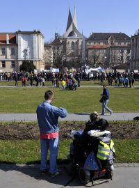 Stovky handicapovaných protestují v Praze proti sociální reformě