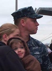 Americký voják se loučí s rodinou těsně před vyplutím do Libye.