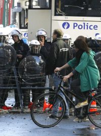 Policie vytvořila během demonstrace odborů v Bruselu zátarasy.