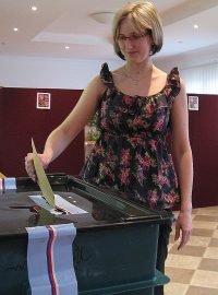 Holubice - volička vhazuje lístek do volební urny
