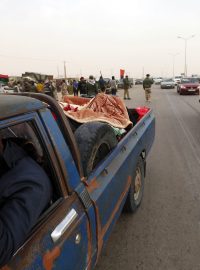 Civilisté prchají z Ras Lanúf, kde znovu získaly kontrolu Kaddáfího jednotky