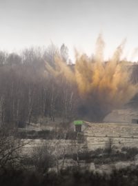 Na horizontu v odpalovací jámě se vždy objeví ostrý záblesk, do výšky několika metrů vylétne hlína a samotný zvuk k nám dorazí až po chvíli.