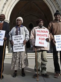 Čtyři Keňané žalují britskou vládu za mučení před 50 lety
