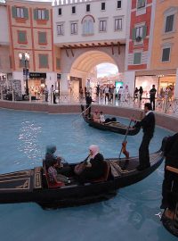 Za nákupy se dá v pouštním Kataru jezdit i po vodním kanále