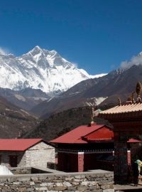 Výhled z kláštera Tengboche na Mount Everest (Lhotse vlevo)