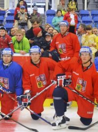 Čeští hokejisté se fotografují při tréninku v brněnské hale Rondo se žáky speciálních škol