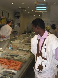 Rybář Ismael Lebaye z Mauritánie v bruselské  rybárně, která bere zboží od afrických a ne evropských dodavatelů