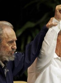 Fidel a Raúl Castrové při zpěvu hymny na 6. sjezdu Komunistické strany Kuby
