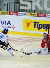 Ondřej Pavelec právě dostává gól od Aaltonena. Další už nedostal a Češi vyhráli 2:1