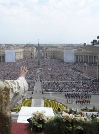 Papež Benedikt XVI. udělil ve Vatikánu požehnání Urbi et Orbi - městu a světu.