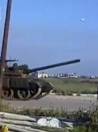 Sýrie. Amatérský záběr tanku prorežimních jednotek a povstalce z města Dará
