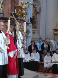 Uctívání kříže při velkopátečních obřadech