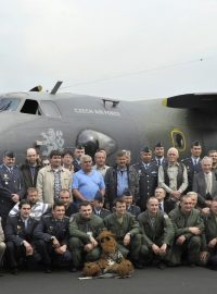 Slavnostním nástupem na letišti v pražských Kbelích se armáda rozloučila s letounem Antonov An-26